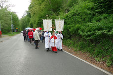 Markusprozession zum Kreuz an der Netzer Straße (Foto: Karl-Franz Thiede)